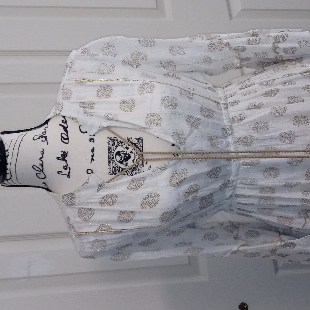 Feminine mini dress with gold threading - Picture 2 of 9
